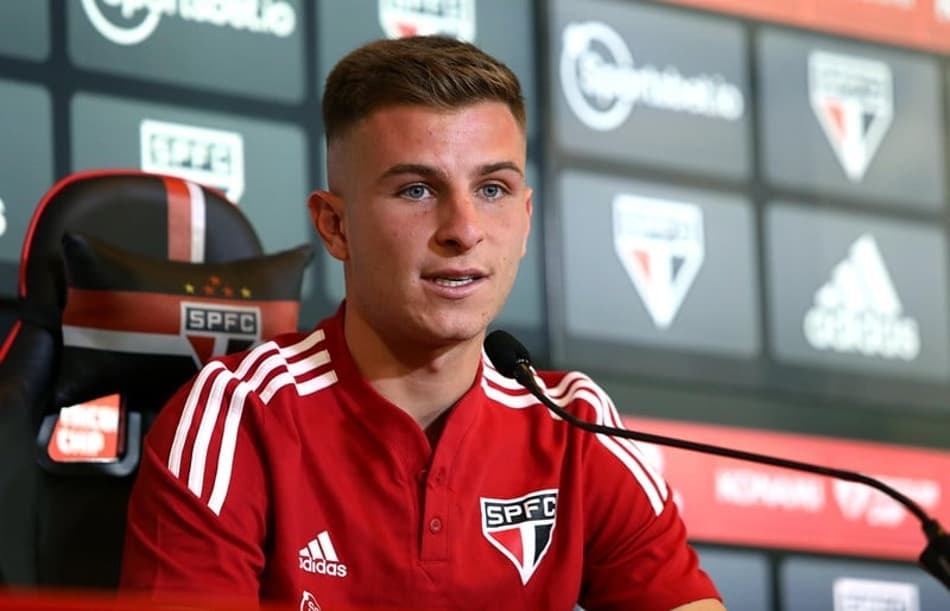 VÍDEO: Galoppo recebe camisa 14 no São Paulo e cita conversa com Ceni: ‘Gosto de sua maneira de trabalhar’