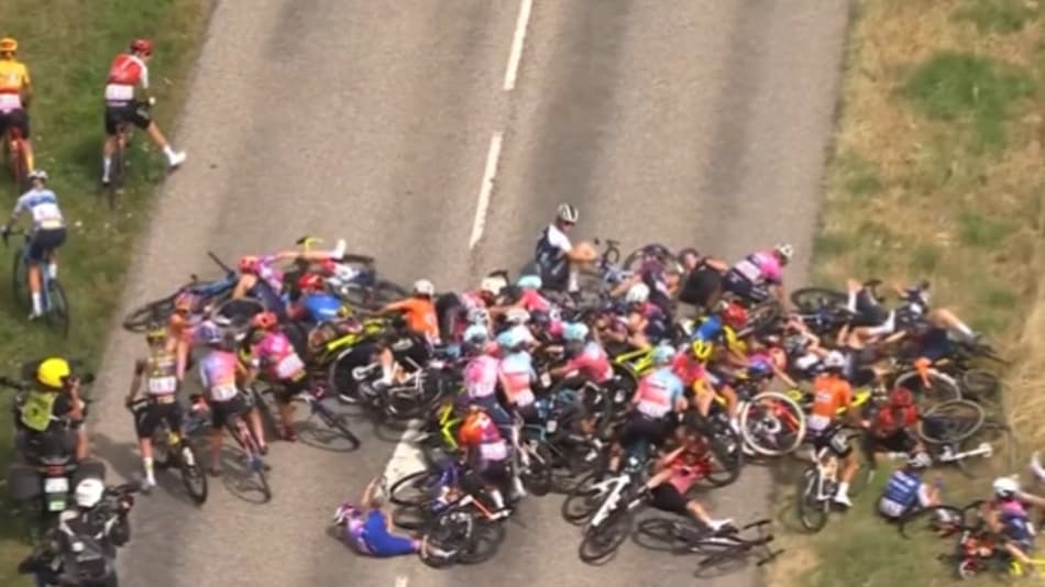 Tour de France feminino protagoniza acidente com mais de 30 ciclistas; veja vídeo
