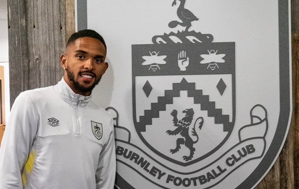 Vitinho é anunciado como reforço do Burnley para 2022/2023