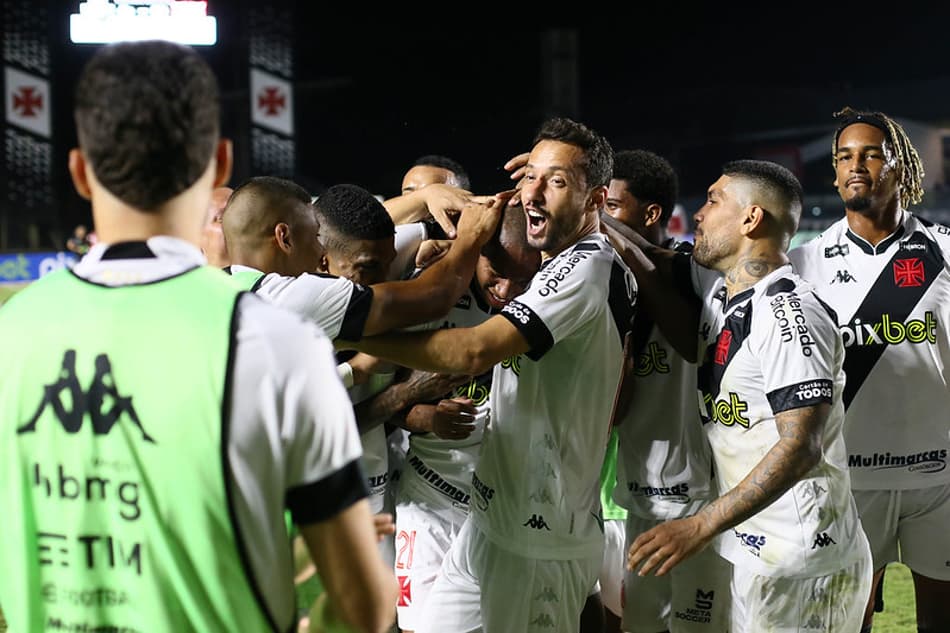 Simbólico, desempenho do Vasco contra o CRB recupera simbiose entre time e torcida rumo ao acesso