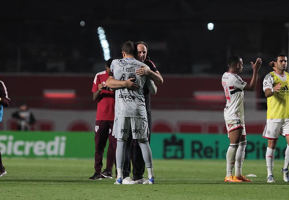 ‘Ele pode jogar mais do que mostrou até agora’, diz Rogério Ceni sobre Thiago Couto no São Paulo