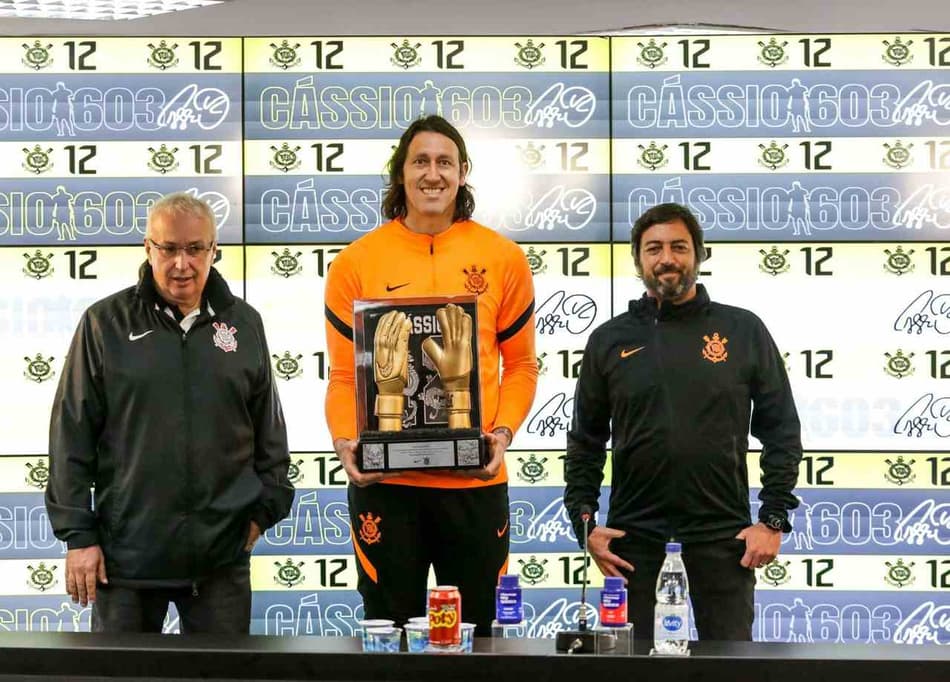 Duílio chora ao homenagear Cássio por marca histórica pelo Corinthians: ‘Maior atleta que vestiu essa camisa’