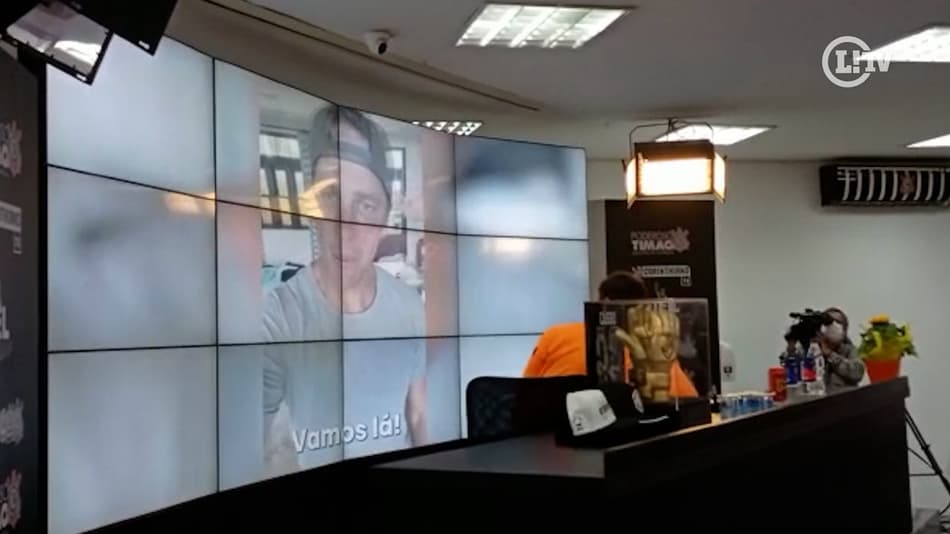 Fã de futebol americano, Cássio recebe mensagem de Tom Brady durante homenagens no Corinthians