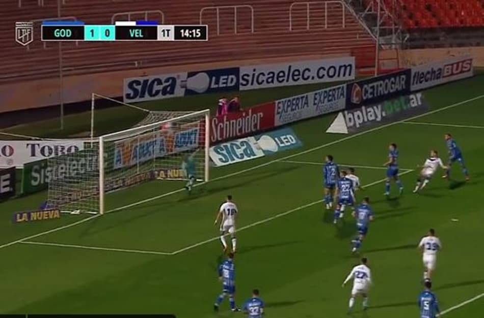 Diego Godín marca o primeiro gol pelo Vélez Sarsfield; assista