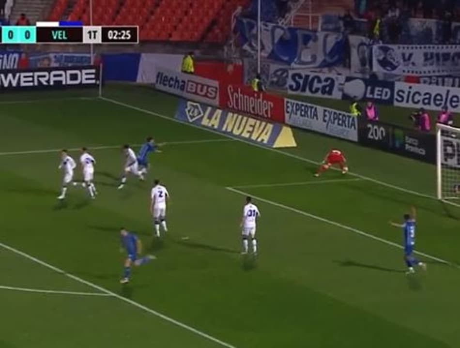 Goleiro comete falha bizarra e leva gol; confira