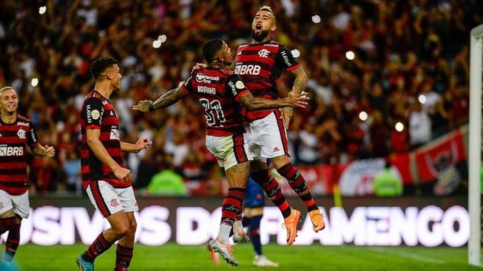 Flamengo tem primeiro tempo avassalador, vence o Atlético-GO e entra no G4 do Brasileirão