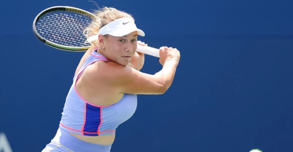 Amanda Anisimova em ação contra Karolina Pliskova em Sna Jose