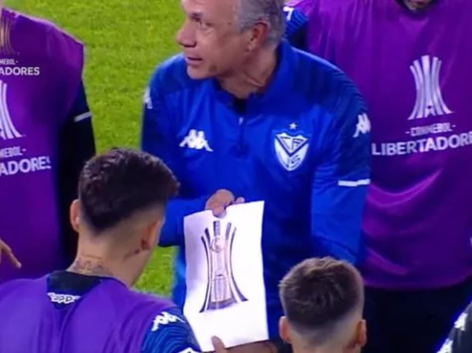 Preparador do Vélez inova em aquecimento da Libertadores e imagem viraliza