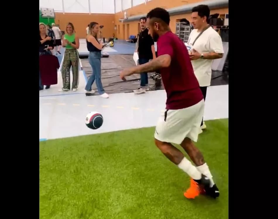 VÍDEO: Neymar acerta bola em cesta de basquete de muito longe com o pé