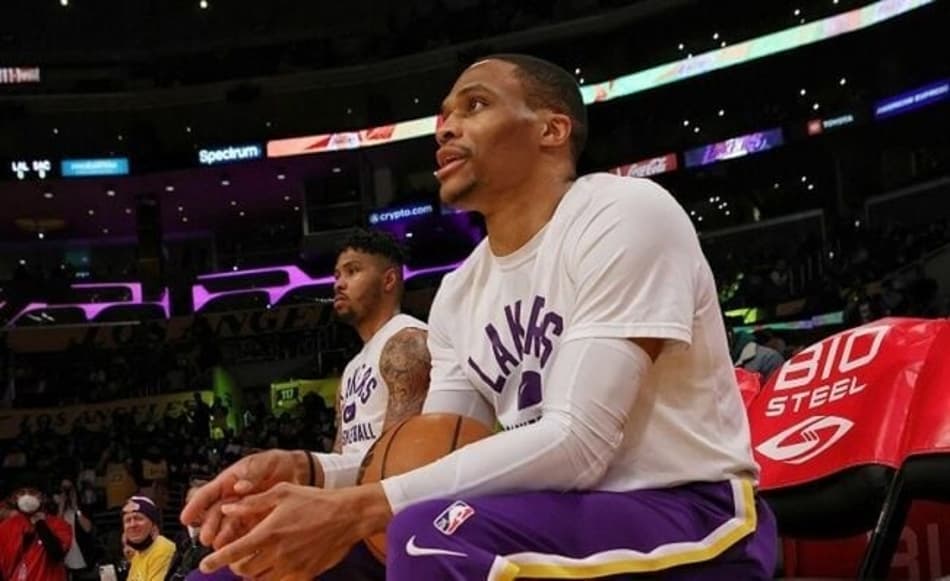 Técnico do Lakers tem aval para deixar Russell Westbrook no banco