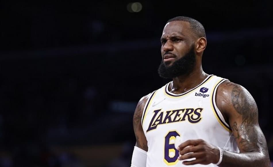 LeBron James se encontra com GM do Lakers para discutir extensão de contrato