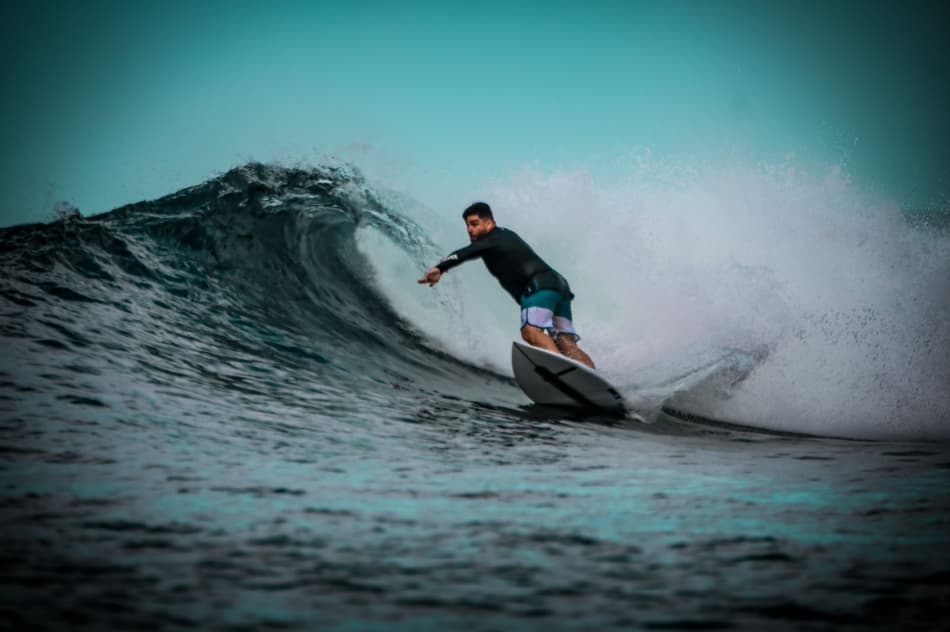 Aliado do bem-estar, surfe é válvula de escape para profissionais comuns