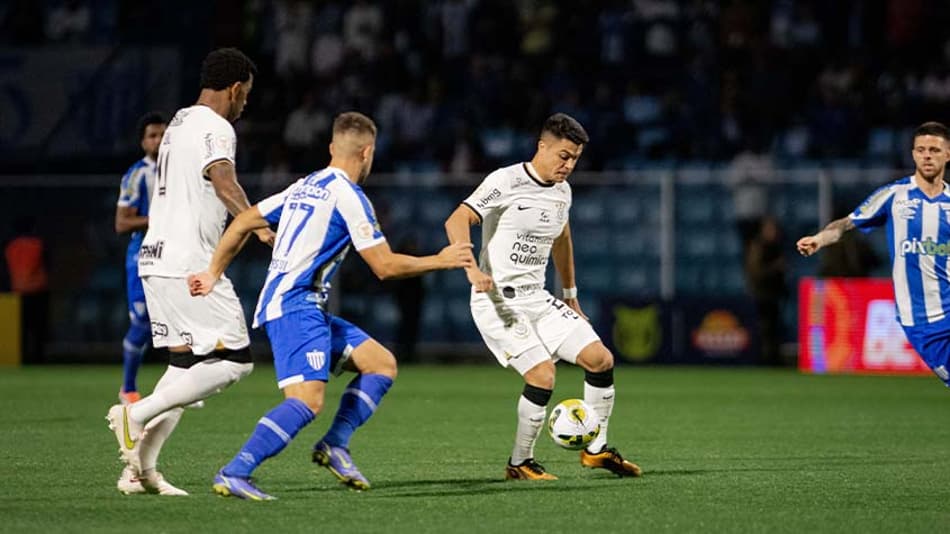 Corinthians sai atrás com pênalti cometido por Balbuena, mas zagueiro se redime e empata contra o Avaí