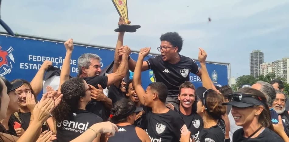 John Textor comemora vitória do Botafogo em regata do Carioca de Remo