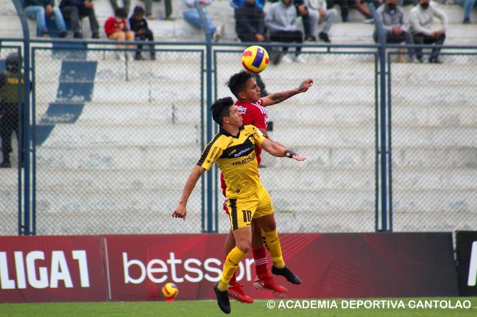 No Peruano, jogador é expulso por impedir gol e goleiro defende pênalti