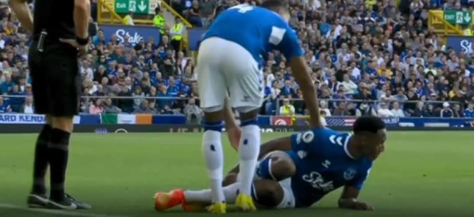 Mina volta a deixar campo machucado pelo Everton; confira histórico de lesões