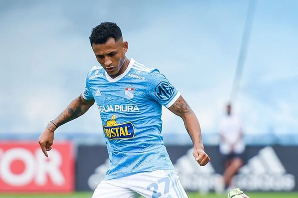 Yotún, ex-Vasco, tenta cavadinha em pênalti decisivo e…