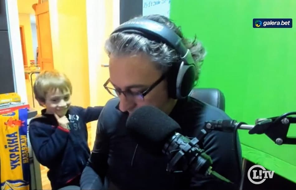 Momento fofura! Filho de apresentador interrompe live do L! para jogar com celular do pai