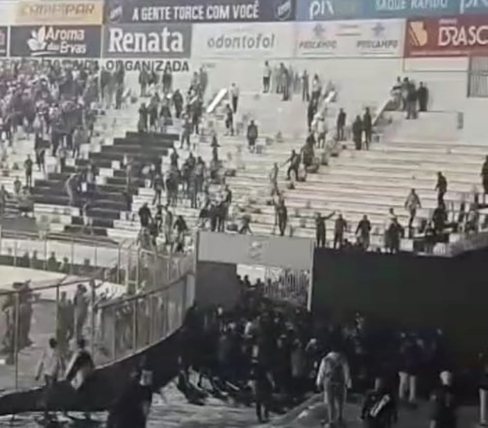 VÍDEO: torcedores de Vasco e Ponte Preta brigam no Moisés Lucarelli