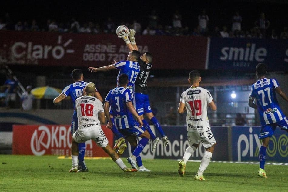 Com pênaltis e goleiro expulso, CSA vence Brusque pela Série B