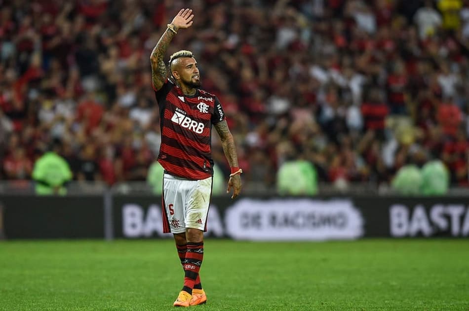 VÍDEO: Vidal rege torcida do Flamengo após garantir vaga na semifinal da Libertadores