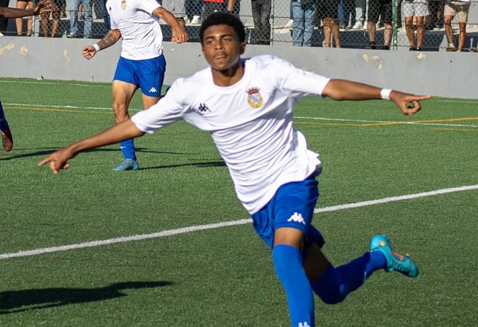 Ex-Palmeiras dá assistência e marca na sua estreia em Portugal