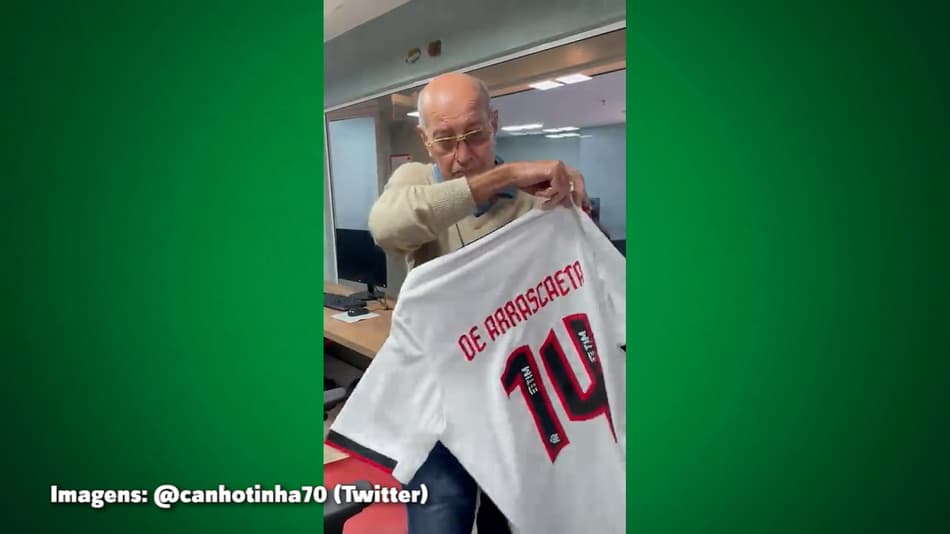 VÍDEO: Gerson Canhotinha recebe camisa de Arrascaeta e afirma: ‘Melhor jogador do futebol brasileiro’