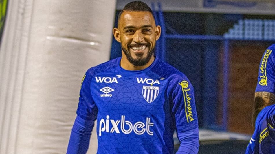 Versátil e 'assistente', Natanael apresenta armas para ajudar o Avaí no Campeonato Brasileiro