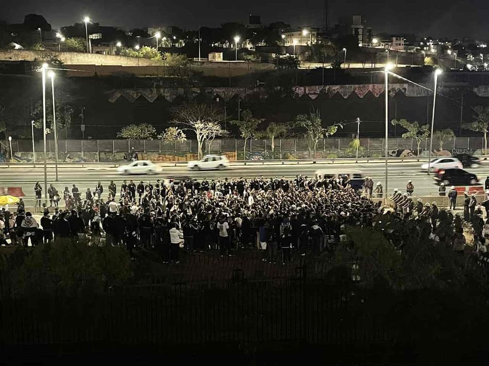 Após derrota no Dérbi, torcida do Corinthians protesta e manda recado para o time: ‘É quarta-feira’