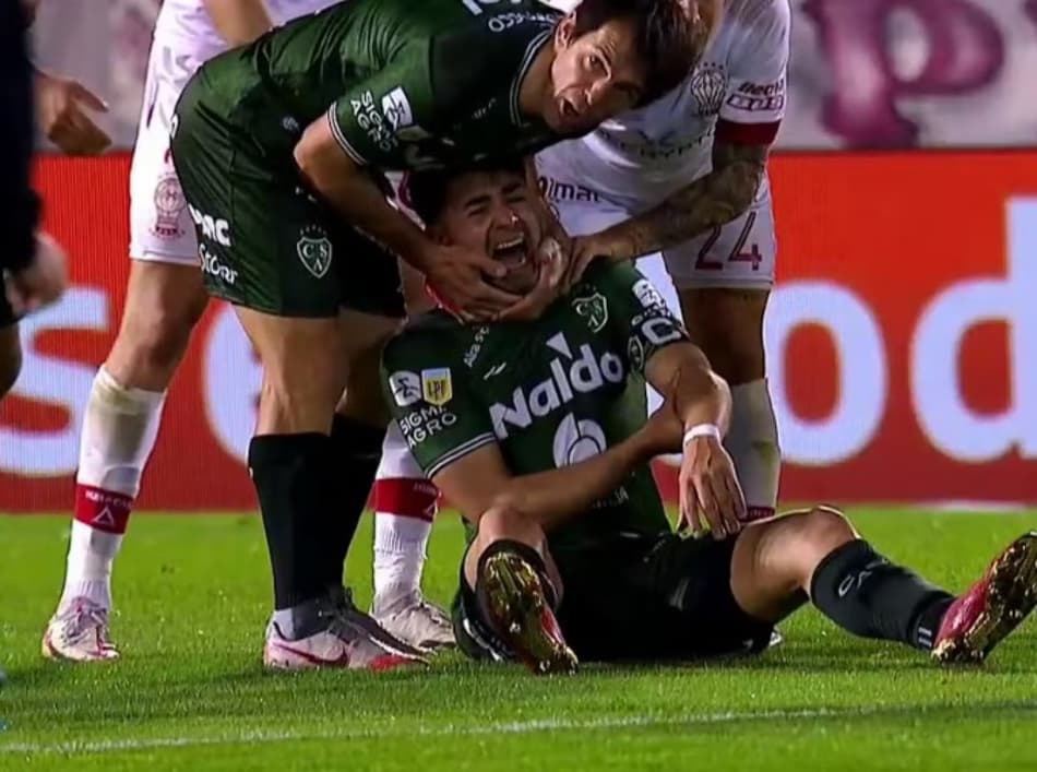 Jonathan Torres, do Sarmiento, sofre impactante lesão em jogo do Campeonato Argentino; vídeo