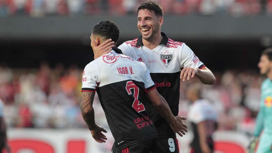 Calleri elogia Reinaldo em vitória do São Paulo e dispara: ‘Melhor lateral do Brasil’
