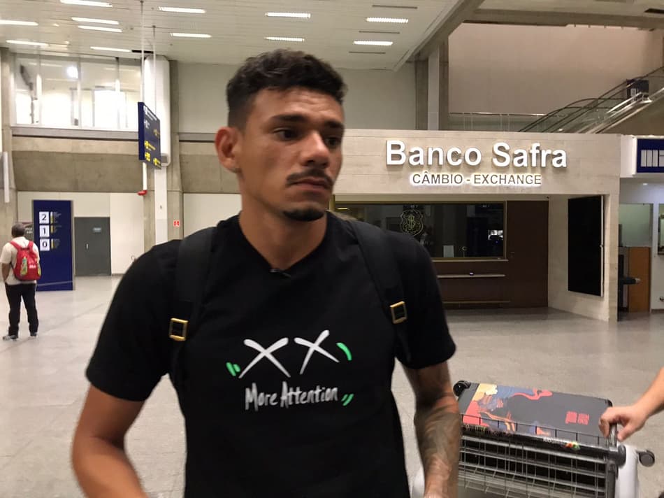 Tiquinho Soares chega ao Brasil para se apresentar ao Botafogo