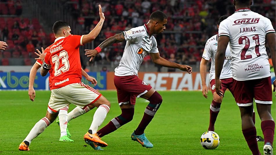 Internacional vence, quebra sequência invicta do Fluminense e volta ao G6 do Brasileirão
