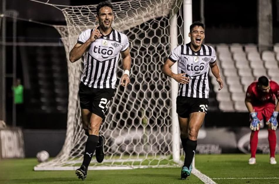 No Paraguai, atacante Roque Santa Cruz faz gol espetacular