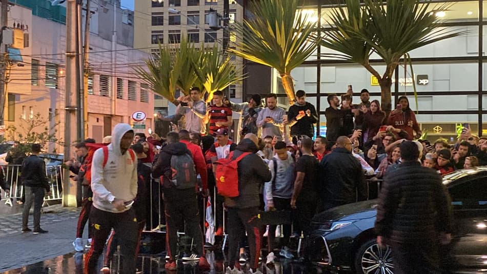 VÍDEO: A recepção com festa da torcida na chegada do Flamengo em Curitiba