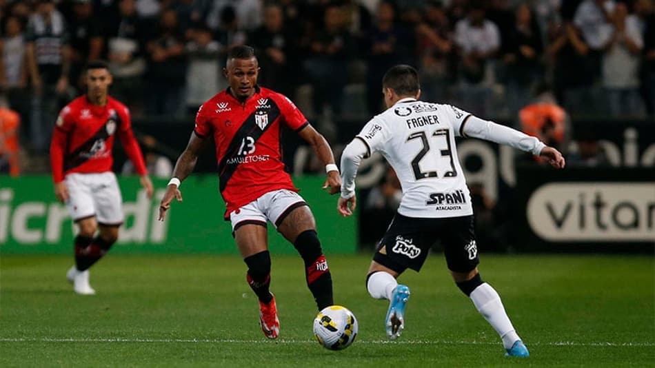 Fagner nega problemas com Vítor Pereira no Corinthians: ‘A gente se dá super bem’