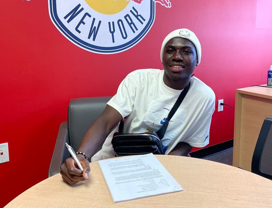 Atacante deixa clube de Ronaldo Fenômeno rumo aos Estados Unidos