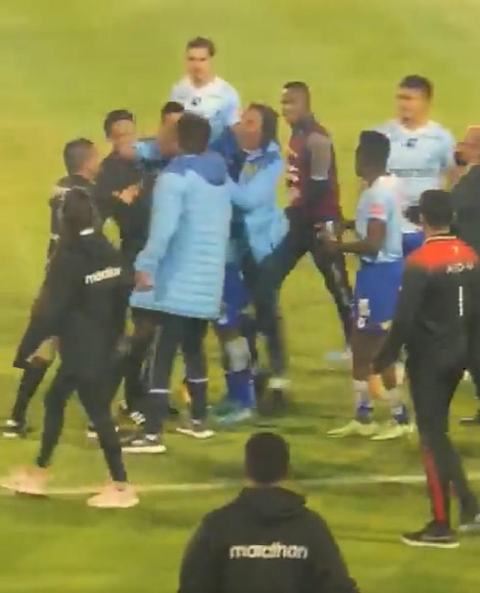 Lamentável! Árbitro é agredido em jogo do Campeonato Equatoriano; vídeo