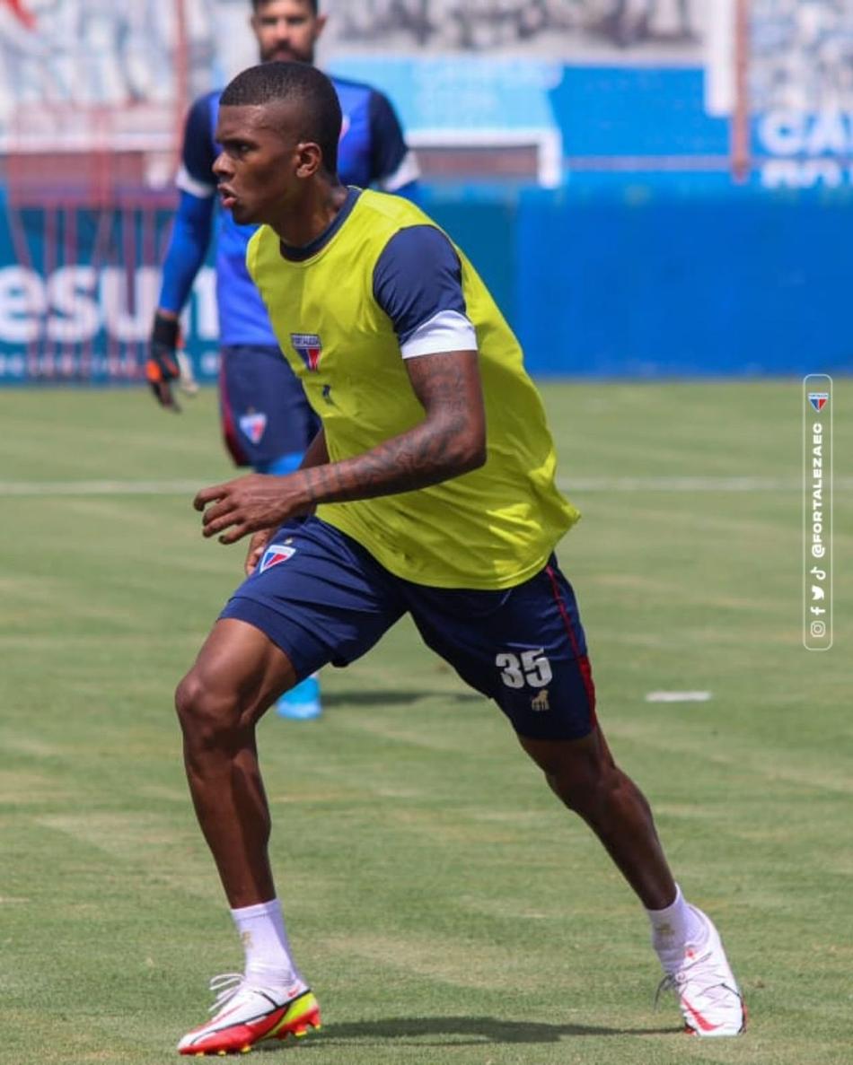 Após choque de cabeça, Ceballos, do Fortaleza, fica desacordado e deixa campo de ambulância