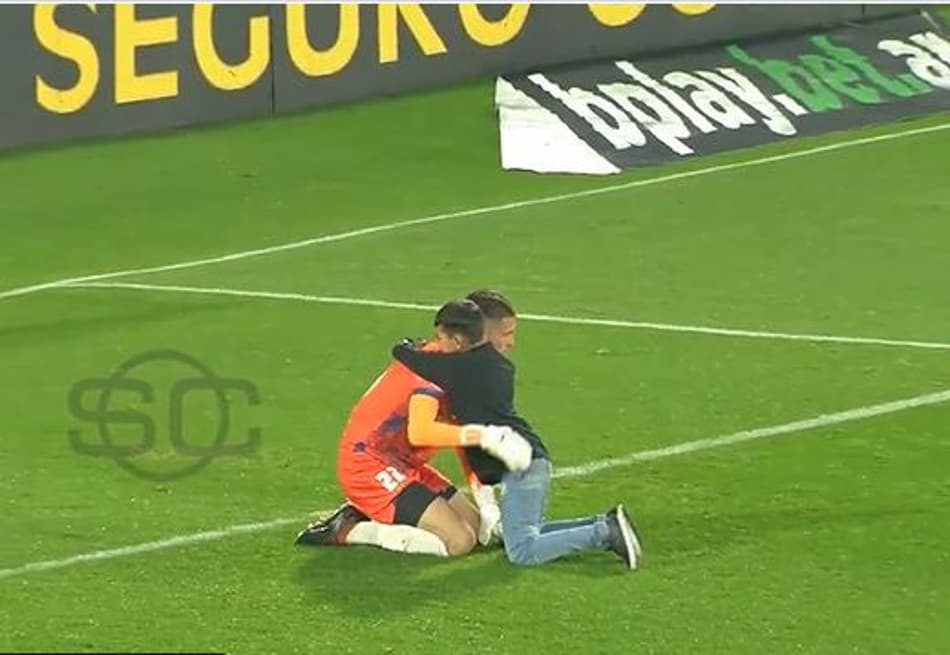 Torcedor invade o gramado tem atitude emocionante para consolar ídolo; assista