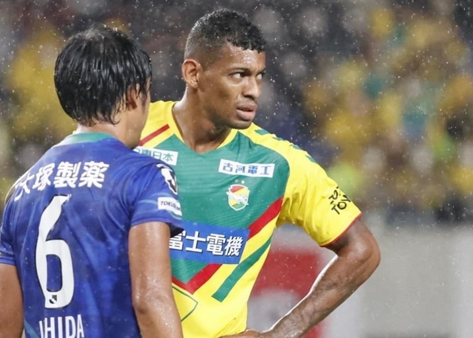 Ex-companheiro de Hulk comemora volta aos gramados após grave lesão