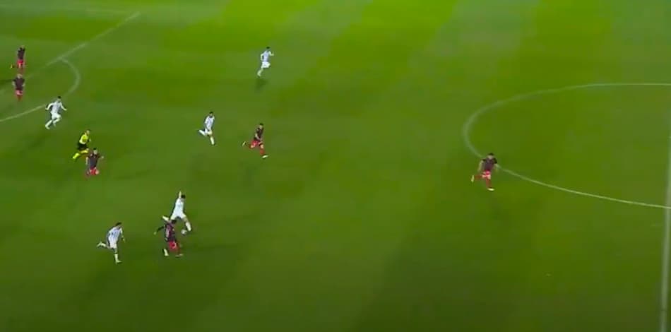 Na Argentina, jogador marca gol antológico antes do meio-campo