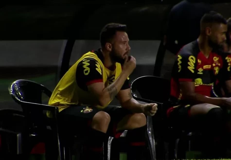 Atleta do Sport come amendoim atirado por torcedor durante jogo da Série B
