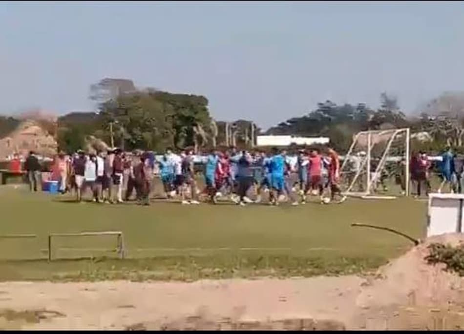 Torcida invade o CT de clube na Bolívia e agride jogador; assista