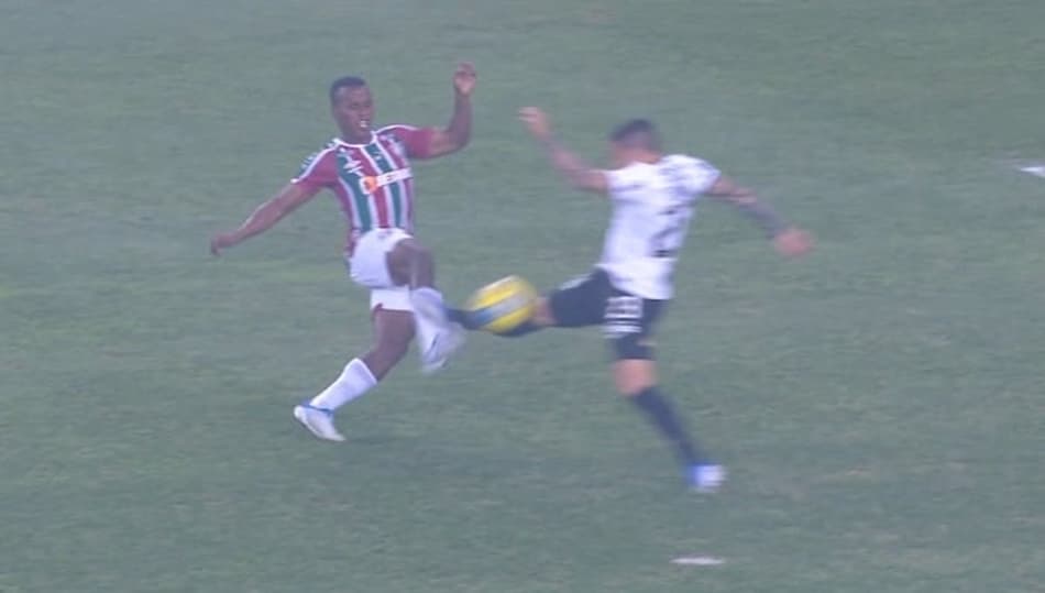 Ouça áudio do VAR de pênalti em Fluminense x Corinthians: ‘Trava na canela’
