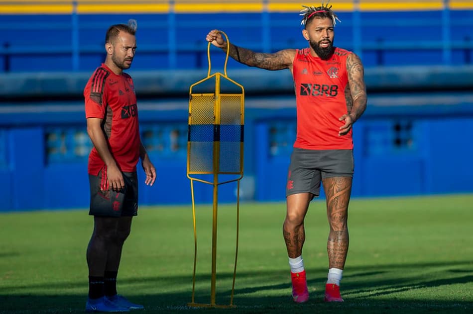 Bastidores: Gabigol e Everton Ribeiro motivam vestiário do Flamengo antes de final do Carioca