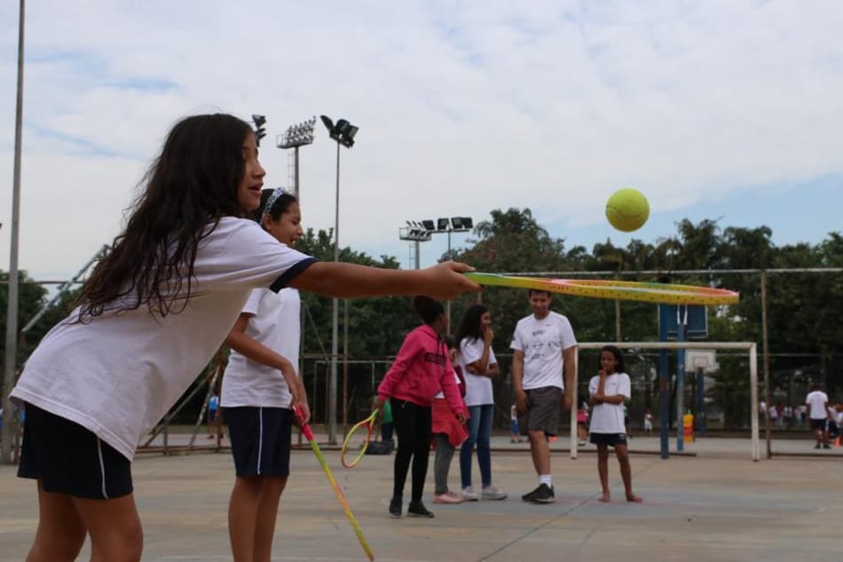 Crianças do projeto Vila Olímpica Seu Amaro farão clínicas de Beach Tennis em Ipanema