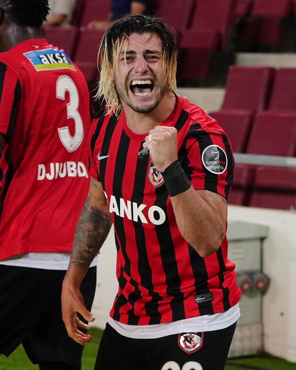 Jogador chileno dá arrancada para marcar golaço no futebol turco; assista