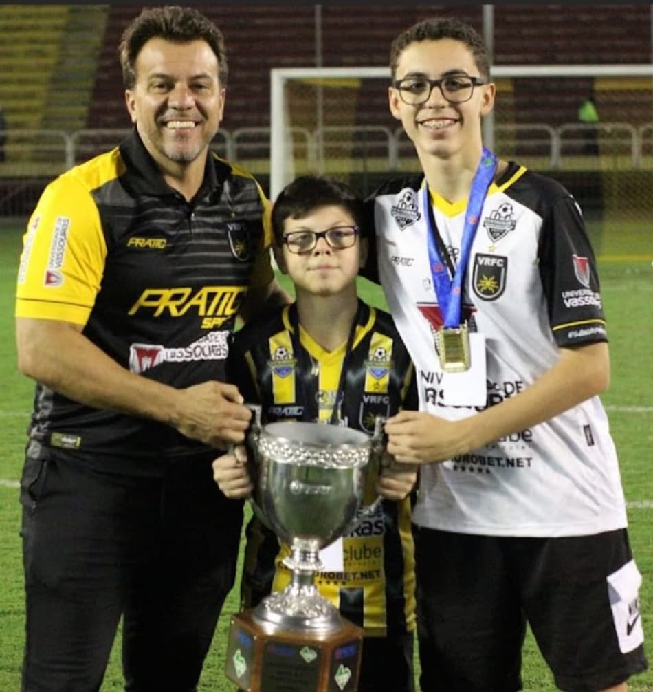 Parte da missão cumprida: Zada celebra retorno do Voltaço à elite do Carioca