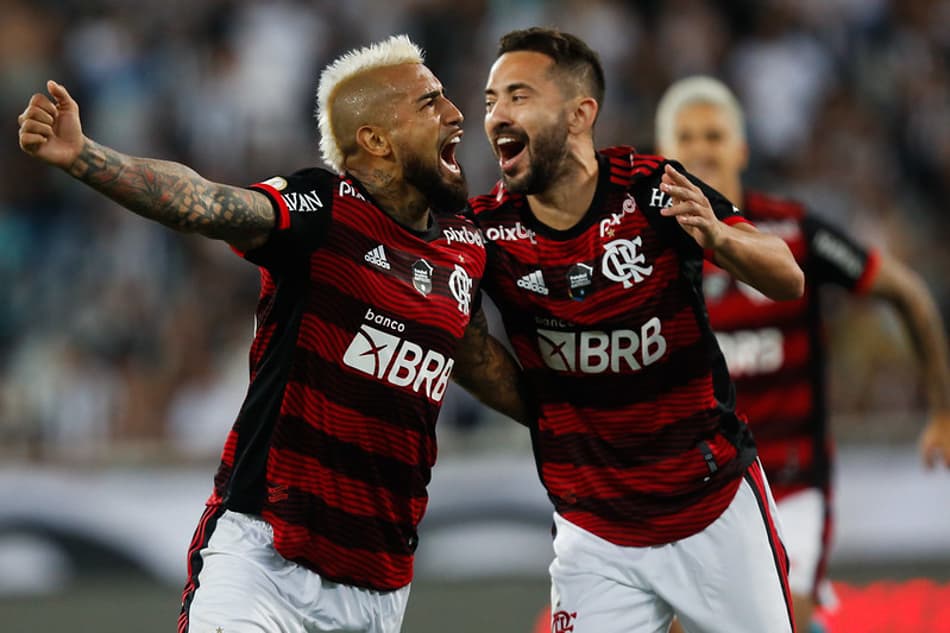 Vidal marca, Flamengo vence o Botafogo e volta à vice-liderança do Brasileirão